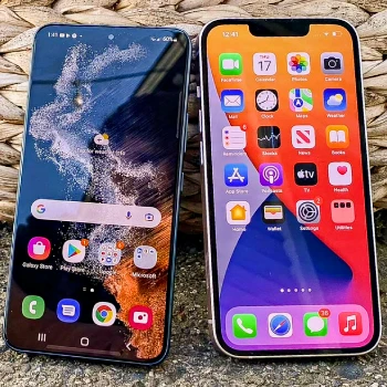 iPhone 13 vs Galaxy S22 Ekran Karşılaştırması